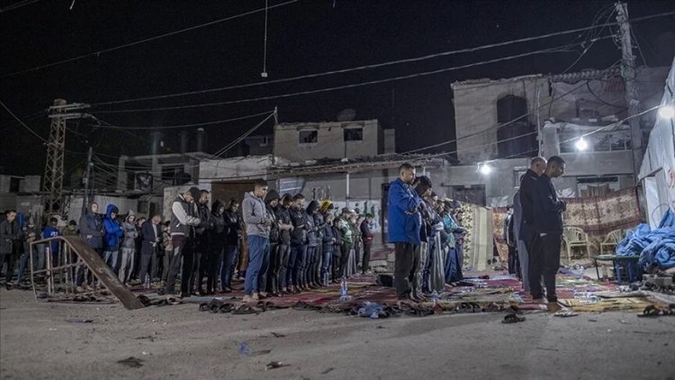 Gazzeliler Kadir Gece'sini sokaklarda ve yıkılan camilerin enkazında idrak etti