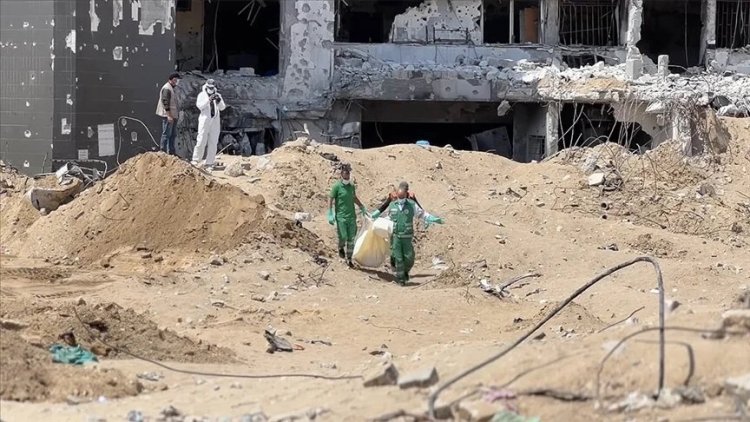 Terör rejiminin Şifa Hastanesi baskınında katlettiği Filistinlilerin naaşları çıkarılıyor