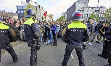 Polis müdahalesine rağmen Amsterdam Üniversitesi'nde Filistin'e destek gösterileri sürüyor