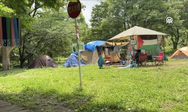 Tokyo Üniversitesinde öğrenciler Filistin halkına destek için kampüste kurdukları çadırlarda geceliyor