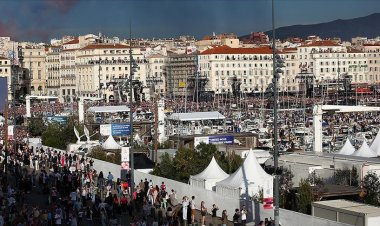 Fransa'da Olimpiyat meşalesinin yolculuğu protestolara sahne oluyor
