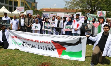Tıp öğrencileri ve doktorlar Gazze'deki katliamları protesto etti