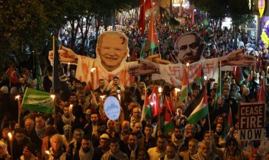 Ayasofya'dan Eminönü'ne Filistin için meşaleli yürüyüş