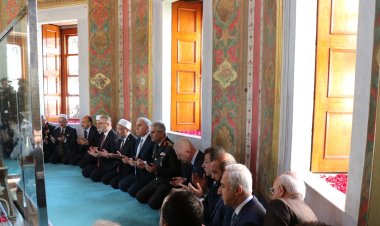 Fatih Sultan Mehmet İstanbul fethinin yıl dönümünde kabri başında anıldı