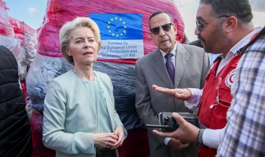 Leyen, "savaş suçlusu" sözleriyle protesto edildi