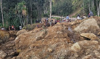 Papua Yeni Gine'deki heyelanda toprak altında kalan köy, toplu mezarlığa dönüştürüldü