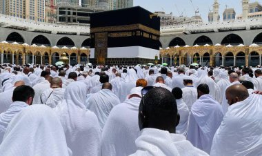 Yüzbinlerce hacı adayı, cuma namazını Mescid-i Haram'da kıldı