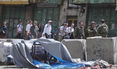 İşgalci İsrailliler El Halil'de bir binaya girip bayrak diktiler