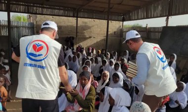 Çad'da medrese öğrencileri Kur'an-ı Kerim hediyesi ile sevindirildi