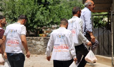 Yasin Börü ve arkadaşlarının dağıtamadığı kurban etlerini dağıtıyorlar