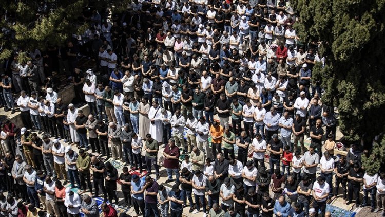 Engellere rağmen 30 bin kişi Mescid-i Aksa'da cuma namazı kıldı