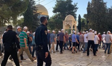 İşgalci İsrailliler, Mescid-i Aksa'ya baskın düzenledi