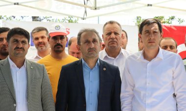 HÜDA PAR'dan belediye önunde hakkını arayanlara destek