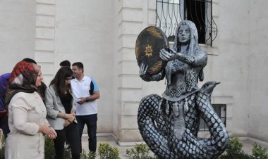 Batmanlılardan DEM'li belediyenin heykel açılışına tepki: Heykellere değil hizmete ihtiyacımız var