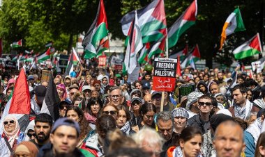 İngiltere'de Filistin destekçileri, Dışişleri Bakanlığının girişini kapattı