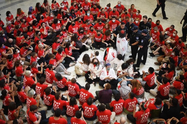 ABD Kongresi'nde toplanan Yahudiler, Netanyahu'yu protesto etti
