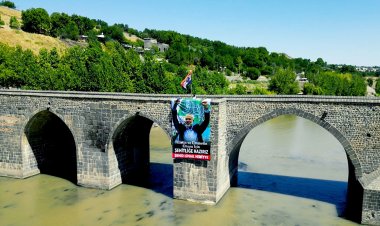 Tarihi Ongözlü Köprüye İsmail Heniyye posteri asıldı