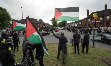 Birmingham camisini korumak için Müslümanların insan zinciri