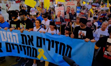 Siyonist esirlerin yakınları, ateşkes ve esir takası anlaşması talebiyle Tel Aviv'de gösteri düzenledi