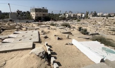 Gazzeliler mezarlıklarda boş yer kalmadığı için yakınlarını eski kabirlere defnediyor