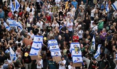 Siyonist rejim diken üstünde: Tel Aviv’de 300 bin kişi Netanyahu’yu protesto etti