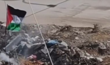 İşgalci İsrail askerleri, Filistin bayrağını ateş ederek indirmeye çalıştı