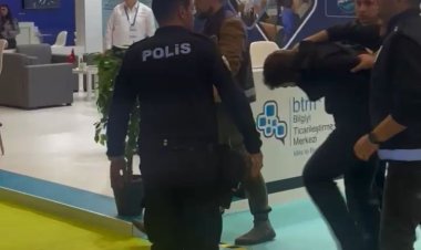 İsrail'e silah tedarik eden şirketi protesto eden Adem Özköse ve Enis Toprak gözaltına alındı