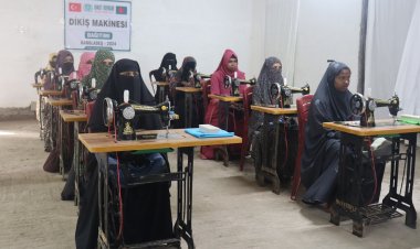 Umut Kervanı Bangladeş’te dikiş makinası yardımında bulundu