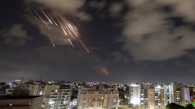 "Gerçek Vaat 2" dünyada geniş yankı buldu: Füzelerin parıltısı Tel Aviv'de gece gökyüzünü aydınlattı