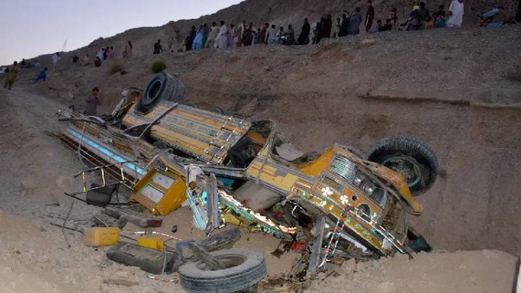 Pakistan'da düğün otobüsü uçuruma yuvarlandı: 7 ölü, 37 yaralı
