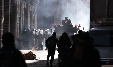 Bolivya'da, silahlı gruplar 3 kışlaya baskın yaparak askerleri rehin aldı