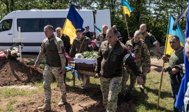 Ukrayna: Rusya'daki 563 askerimizin cenazelerini ülkeye getirdik