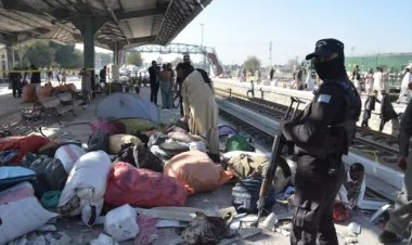 Pakistan'da tren istasyonuna bombalı saldırı: En az 26 ölü
