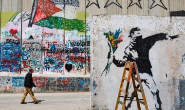 Alman vakıf, İsrail'e boykot çağrısı yapan sanatçının ödülünü iptal etti