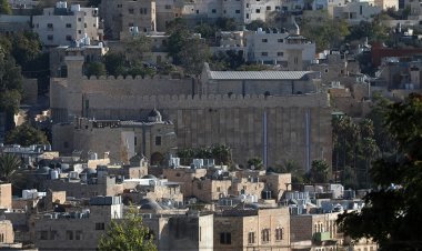 Gaspçı İsrailliler, aşırı sağcı Bakan'la İbrahim Camisine baskın düzenledi