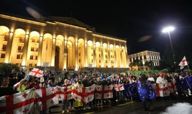 Gürcistan'da yeni parlamento muhalefetin protestosuna rağmen ilk oturumuna başladı