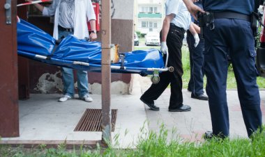 Polonya'da bir kişi anne ve babasını yemekte öldürdü