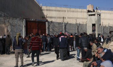 Şam'daki Sednaya Hapishanesi önünde umutlu bekleyiş sürüyor