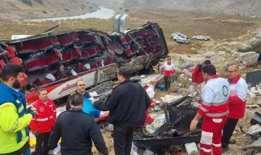 Yolcu otobüsü ile yakıt tankeri çarpıştı: 9 ölü, 15 yaralı