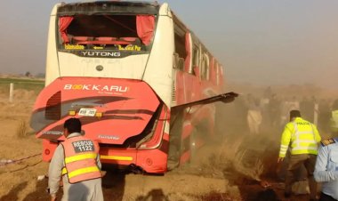 Pakistan'da yolcu otobüsü devrildi