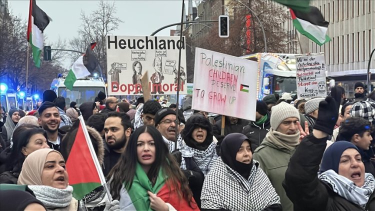 Berlin'de İşgalci İsrail'in Filistin'e saldırıları protesto edildi