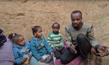 Filistinli baba ailesini soğuktan korumak için çukur ev yaptı