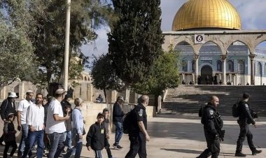 Siyonist İsrailliler Mescid-i Aksa'ya baskın  düzenledi