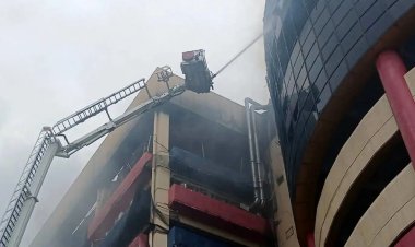 Endonezya'daki alışveriş merkezinde çıkan yangında 6 kişi kayıp