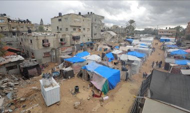 Ateşkes ilanıyla Gazzeliler evlerinin yıkıntıları üzerine çadırlar kurdu