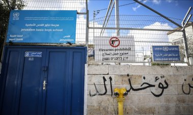 Siyonist İsrail polisi işgal altındaki Doğu Kudüs'te UNRWA okullarına baskın düzenledi