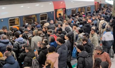 Paris'te tren seferlerindeki aksamalar, yoğunluğa neden oluyor