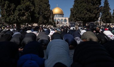 Mescid-i Aksa'da 60 bin kişi cuma namazı için saf tuttu