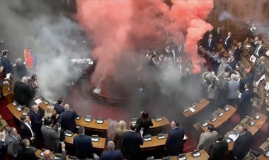 Sırbistan Meclisinde muhalefet ve iktidar milletvekilleri arasında kavga