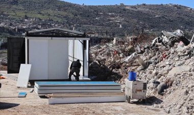 Lübnanlılar, yıkıntılar üzerine prefabrik evler kuruyor